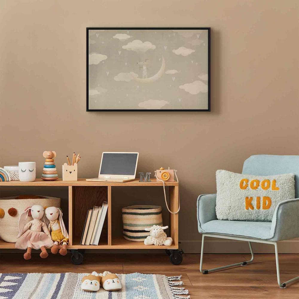 Impression sur toile - Petit Conquérant - Une souris en pyjama avec un cœur sur la lune parmi les nuages