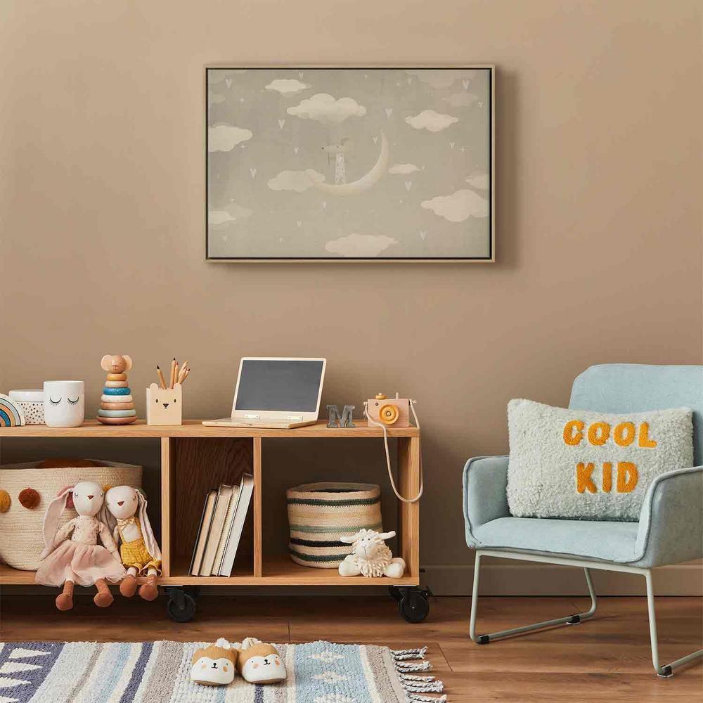 Impression sur toile - Petit Conquérant - Une souris en pyjama avec un cœur sur la lune parmi les nuages